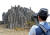 올해 첫 정상 개방 행사가 열린 3월 4일 오전 광주 무등산 국립공원 정상 일대에서 한 탐방객이 풍경 사진을 찍고 있다. 뉴스1