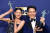 지난 2월 미국 캘리포니아에서 열린 제28회 미국 배우조합상 (SAG Awards)에서 배우 정호연(왼쪽)과 이정재가 드라마 시리즈 여자배우상과 남자배우상을 각각 받고 트로피를 올려 보이고 있다. 사진 연합뉴스