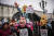 노동절을 맞은 1일(현지시간) 이탈리아 토리노에서 정부의 노동개혁 법안에 반대하는 시위대가 ‘나치식 경례’를 하고 있는 조르자 멜로니 이탈리아 총리, 마테오 살비니 부총리 등의 모습을 한 얼굴 가면을 쓰고 시위를 벌이고 있다. AP=연합뉴스
