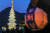 지난달 26일 오후 서울 종로구 광화문광장에서 열린 '2023 부처님오신날 봉축점등식'에서 참석자들이 철물 구조와 한지 공예로 만든 20m 높이의 수마노탑 주변 탑돌이를 하고 있다. 뉴스1
