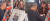 39년 만에 영업을 접은 미국 뉴욕 브로드웨이의 ‘스타라이트 델리’ 주인 김민씨가 단골손님들로부터 감사 메시지가 담긴 가게 사진 액자(왼쪽 사진)와 성금을 전달받고 있다. [틱톡 캡처]