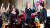 조 바이든 미국 대통령(왼쪽)이 지난달 26일(현지시간) 백악관에서 열린 한·미 정상 국빈만찬에서 윤석열 대통령이 부르는 노래에 호응하고 있다. 사진 대통령실