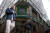 1일(현지시간) 뉴욕의 퍼스트리퍼블릭 은행 지점 앞을 시민들이 지나가고 있다. [연합뉴스]