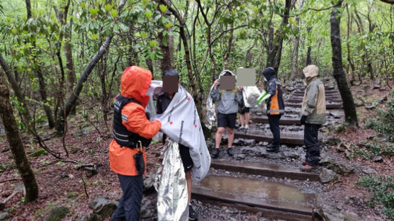 수학여행 고교생 12명, 한라산 오르다 폭우 만나…저체온증 호소