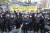 지난 3월 20일 서울 강남구 대치동의 한 아파트 경비원들이 관리소장의 '인사 갑질'을 규탄하는 집회를 열었다. 연합뉴스