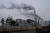 충남의 한 석탄 화력발전소에서 하얀 수증기와 함께 온실가스가 배출되고 있다. 중앙포토