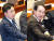 더불어민주당 전당대회와 관련해 불법정치자금 의혹을 받는 더불어민주당 윤관석 의원(왼쪽)과 이성만 의원이 지난 13일 오후 국회에서 열린 본회의에 참석했다. 뉴스1