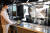 구내식당 이용자가 '웰리봇' 코너에서 조리로봇이 즉석으로 조리한 메뉴를 배식받고 있다. 사진 삼성웰스토리
