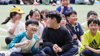 [포토타임] 어린이날 비 소식에 미리 북적이는 놀이시설…서울시는 주요 행사 취소·변경