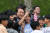 윤석열 대통령이 4일 용산 대통령실 앞 용산어린이정원에서 열린 개방 행사에서 어린이들과 셀카를 찍고 있다. 사진 대통령실