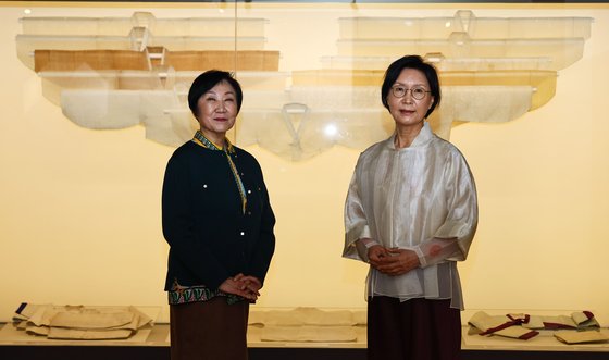 조효숙 경운박물관장(오른쪽)과 설영자 부관장. 김종호 기자