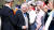  영국의 찰스 3세 국왕(가운데)이 3일 영국 런던의 버킹엄 궁전에서 열린 대관식 정원 파티에서 손님들을 만나고 있다. 로이터=연합뉴스 