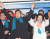 2007년 12월 18일 이명박 한나라당 대통령 후보가 서울 청계천 광장에서 부인 김윤옥 여사와 마지막 유세를 하는 모습. 이튿날 치러진 대선에서 이명박 후보는 제 17대 대통령으로 당선했고, 당선이 확정되자 다시 이곳으로 와 지지자들에게 감사 인사를 했다. 오종택 기자