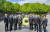 지난달 26일(현지시간) 미국 워싱턴DC 한국전 참전용사 기념비에서 정의선 현대차그룹 회장이 추모 헌화를 한 뒤 재단 관계자들과 기념촬영을 하고 있다. 사진 한미동맹재단