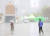 지난달 11일 오후 광화문광장을 지나는 시민들이 갑자기 쏟아지는 비를 뚫고 걸어가고 있다. 연합뉴