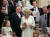 2006년 커밀라의 딸 로라의 결혼식 장면. 커밀라의 왼쪽엔 전 남편인 앤드루 파커 볼스가, 오른쪽엔 재혼한 당시 찰스 왕세자가 서 있다. AP=연합뉴스