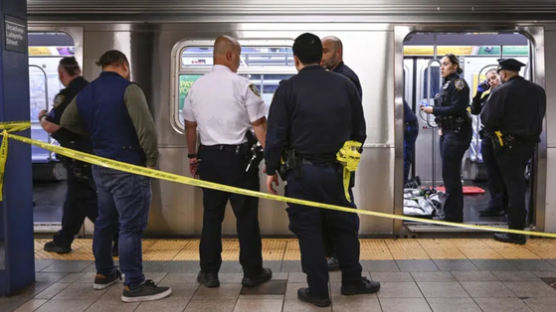 美지하철서 소란 피운 흑인, 헤드록 건 백인…축 늘어져 숨졌다