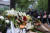 3일(현지시간) 무차별 총격 사건으로 최소 9명이 숨진 세르비아 수도의 초등학교 앞에 희생자들을 기리는 꽃과 촛불이 놓여있다. EPA=연합뉴스