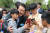 윤석열 대통령이 4일 서울 용산 어린이정원 개방행사에서 어린이들과 기념촬영을 하고 있다. 대령실 제공
