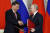 시진핑 중국 국가주석과 블라디미르 푸틴 러시아 대통령이 지난 3월 러시아 모스크바 크레믈린 궁에서 회담을 갖고 악수를 나누는 모습.[로이터=연합뉴스] 