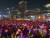 24일 서울 종로구 광화문광장에서 시민들이 거리 응원을 위해 모여 있다. 나운채 기자