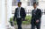 순다르 피차이 구글 CEO와 샘 올트먼 오픈AI CEO(왼쪽부터)가 4일(현지시간) 카멀라 해리스 부통령 주재로 열린 인공지능(AI) 관련 회의에 참석하기 위해 워싱턴DC 백악관에 들어서고 있다. AP=연합뉴스