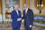 영국의 찰스3세(왼쪽)가 2일(현지시간) 버킹엄 궁전에서 오는 6일 열리는 대관식에 참석하기 위해 영국 런던을 방문한 호주 앤서니 앨버니지 총리를 접견하고 있다. AP=연합뉴스