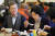 2017년 12월 14일 당시 문재인 대통령과 부인 김정숙 여사가 중국 베이징 조어대 인근 한 현지 식당에서 중국인들이 즐겨 먹는 아침 메뉴인 만두(샤오롱바오), 만둣국(훈둔), 꽈배기(요우티아오), 두유(도우지앙)을 주문해 식사를 하고 있다. 연합뉴스