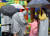 어린이날인 5일 강원 춘천시 레고랜드 코리아 리조트에서 우산과 우의 차림의 가족 단위 탐방객들이 궂은 날씨에도 휴일을 즐기고 있다. 연합뉴스