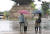 비오는 어린이날인 5일 오전 서울 종로구 경복궁 주변 건널목에 나들이 나온 가족들이 우산을 쓰고 건널목 신호를 기다리고 있다. 뉴시스