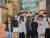 2일 오전 안철수 국민의힘 의원이 자신의 지역구인 분당갑 운중초등학교 앞에서 교통지도를 한 뒤 학생들과 사진을 찍고 있다. 사진 안철수 의원 페이스북 캡처