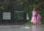 호우·강풍특보가 발효 중인 지난 4일 오후 제주 서귀포시 한 관광지 주차장에서 모녀가 비를 피하며 걷고 있다. 뉴스1