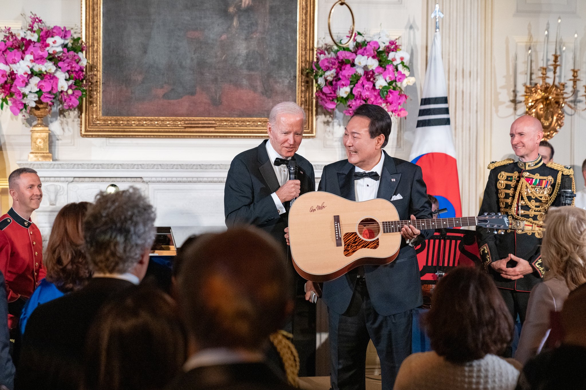 조 바이든 미국 대통령이 지난달 26일 열린 국빈만찬에서 돈 맥클린이 직접 서명한 기타를 윤 대통령에게 선물하는 모습. 사진 대통령실