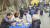 지난 2월 오후 대구 북구 대현동 경북대학교 서문 인근 골목가에서 돼지고기 수육과 소고기국밥을 받은 사람들이 식사를 하고 있다. 이날 돼지고기 잔치는 이슬람 사원 건립을 반대하는 대현동 주민 중 일부가 주최했다. 중앙포토