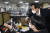 오세훈 서울시장이 서울 동대문구 120다산콜재단을 방문해 직원들과 대화하고 있다. [뉴스1]