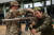 지난달 13일 필리핀 포트 막사이사이 기지에서 열린 미국과 필리핀의 합동군사훈련 발리카탄에서 필리핀 군 장병이 미국군 장병의 도움을 받아 총기를 조작해 보고 있다. 로이터=연합뉴스