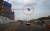 지난 5일 유튜브 채널 '한문철 TV'는 경기 파주시 문산읍 한 도로에서 철제 조각을 맞은 차량의 모습을 공개했다. 사진은 쇳덩이가 주행중인 차량 전면으로 날아오는 모습. 사진 유튜브 캡처
