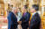 한덕수 국무총리와 찰스 3세 영국 국왕이 지난 5일 오후(현지시간) 런던 버킹엄궁에서 열린 대관식 환영 리셉션에서 만나 악수하고 있다. 사진 영국 외무부