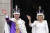 찰스 3세 영국 국왕과 커밀라 왕비가 군중을 향해 손을 흔들고 있다. UPI=연합뉴스