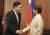 지난달 22일 필리핀을 방문한 친강 중국 외교부장(왼쪽)이 페르디난드 마르코스 주니어 필리핀 대통령을 만나 악수하고 있다. AP=연합뉴스