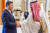 지난해 12월 사우디아라비아를 방문한 시진핑 중국 국가주석이 무함마드 빈 살만 사우디 왕세자를 만나 악수하고 있다. AFP=연합뉴스
