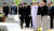 하토야마 일본 총리 내외(왼족에서 둘째, 셋째)가 2010년 5월 김성찬 당시 해군 참모총장(앞줄 흰색 제복) 등과 함께 국립 대전현충원 천안함 46용사 묘역에 참배하는 모습. 연합뉴스