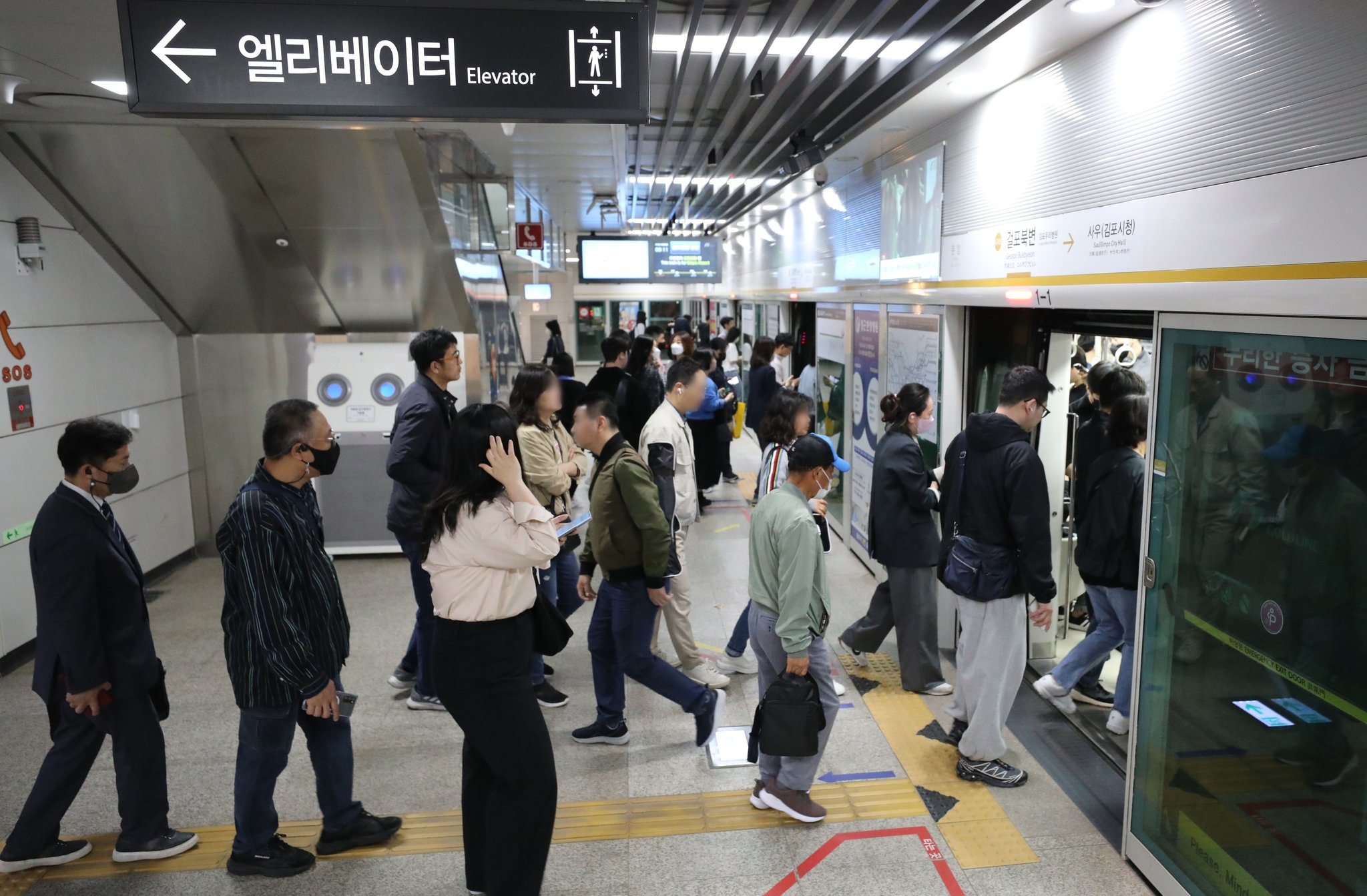 8일 김포골드라인 이용 시민들. 뉴스1