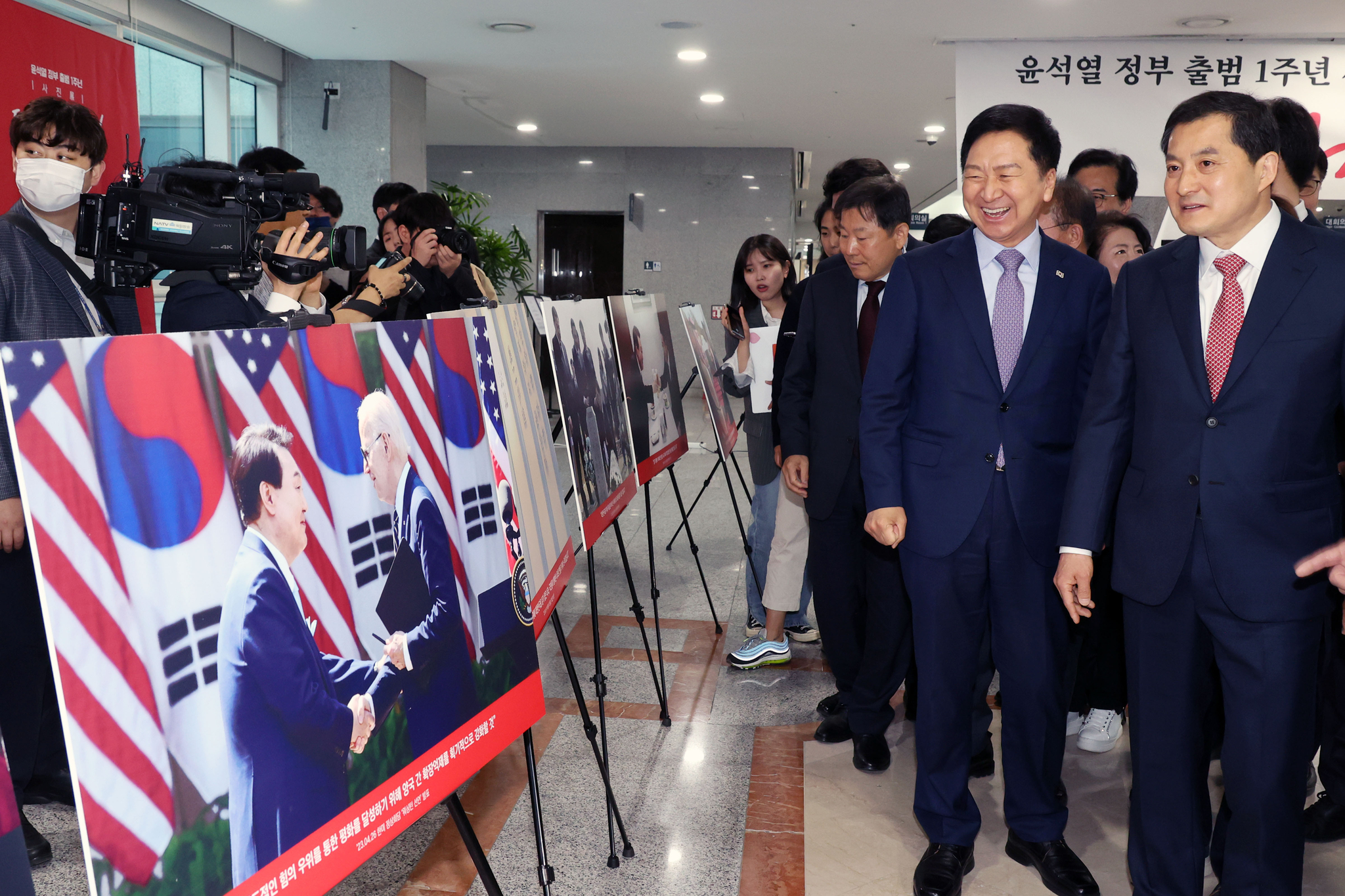 與지도부, 尹1주년 사진전 참석 "무너진 韓, 기초 만들었다"