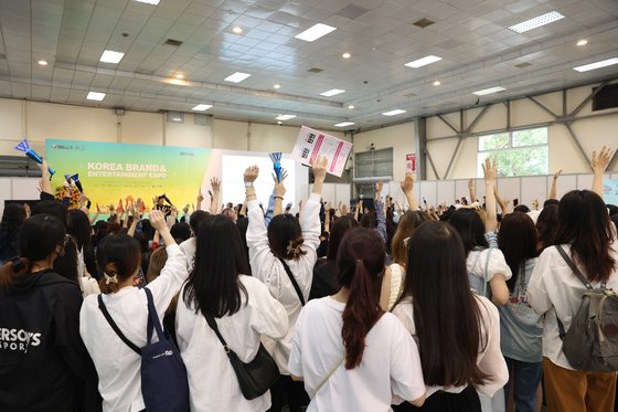 지난해 10월 베트남 하노이에서 열린 '2022 하노이 한류박람회'을 찾은 관람객들이 한류체험 마케팅 이벤트에 참여하고 있다. 뉴스1