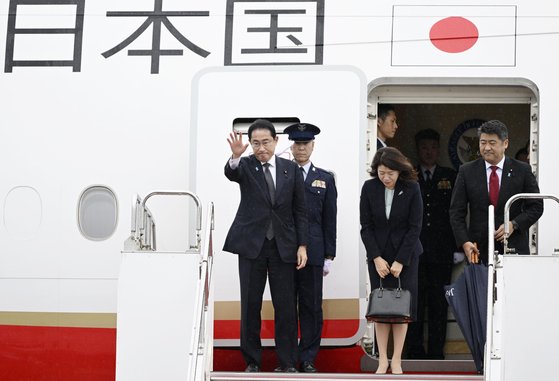 기시다 후미오 일본 총리가 1박2일간의 한국 방문을 위해 7일 오전 하네다 공항에 도착, 환송객들에게 인사하고 있다. 연합뉴스