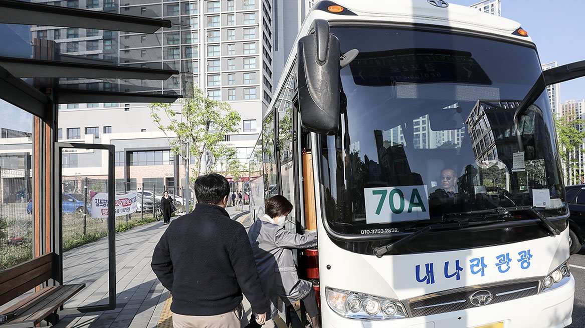 김포골드라인에 투입된 전세 버스. 뉴스1
