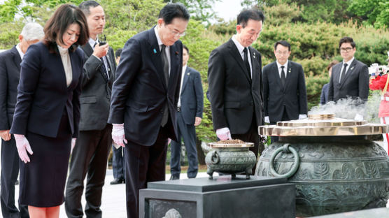 기시다, 한국 오자마자 현충원 참배…일본 총리론 12년 만