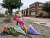 7일(현지시간) 미국 텍사스주 댈러스 외곽 '앨런 프리미엄 아울렛'에 전날 발생한 총기 난사 사건으로 숨진 희생자들을 추모하기 위해 입구 앞에 꽃다발이 놓여 있다. EPA=연합뉴스