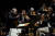 헤레베허(왼쪽)가 지휘하는 샹젤리제 오케스트라가 6년 만에 내한 한다. 클래식 명곡의 작곡 당시 악기로 연주하는 원전연주 악단이다. [사진 크레디아]